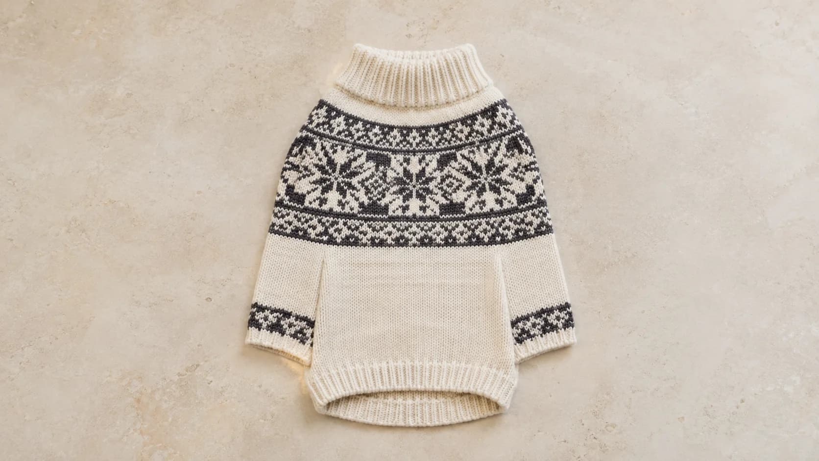 Suéter de jacquard Fair Isle crema y carbón extendido, con cenefa con motivo en el pecho.