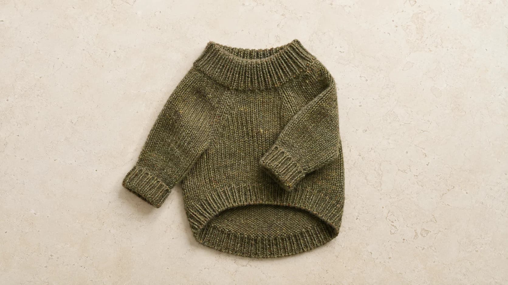 Suéter de lana Shetland oliva de cuello redondo extendido, con puños acanalados.