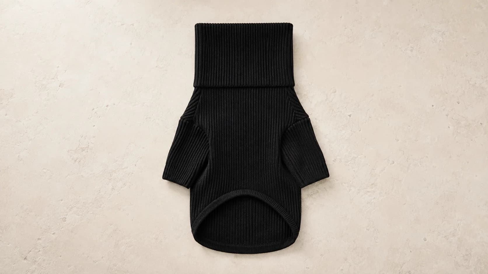 Cuello alto acanalado de merino fino negro extendido, con el cuello desplegado hacia arriba.